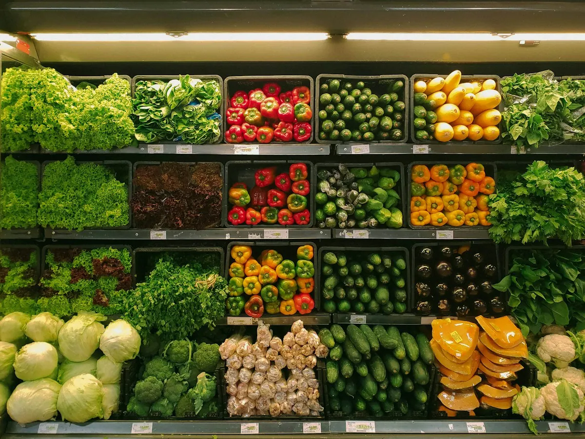 Puestos de frutas y verduras en un mercado de abastos