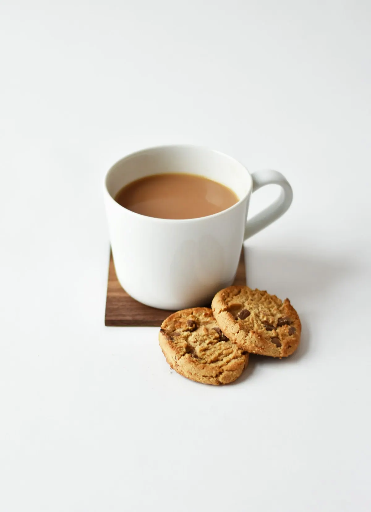 Taza de té con galletas sobre una mesa