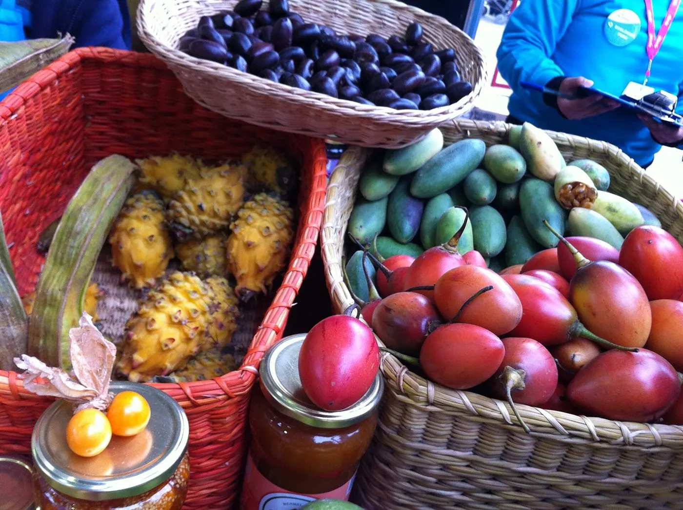 Cestas con frutas peruanas en una feria gastronómica en Lima