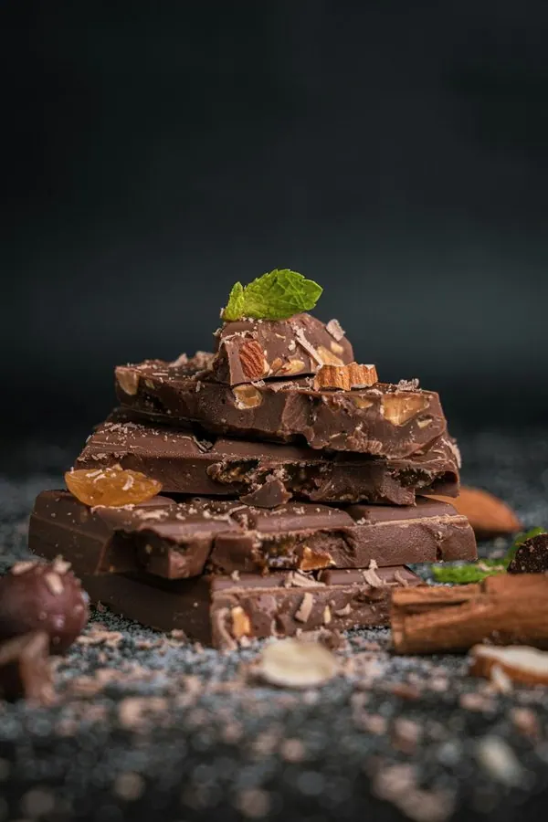 Tableta de chocolate oscuro sobre una superficie clara