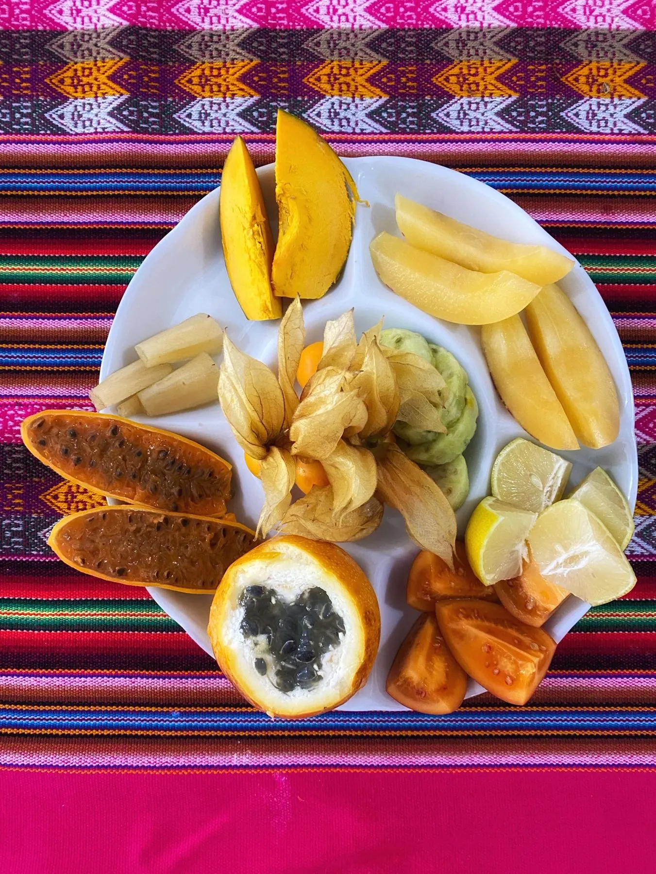 Plato con frutas frescas de distintos colores