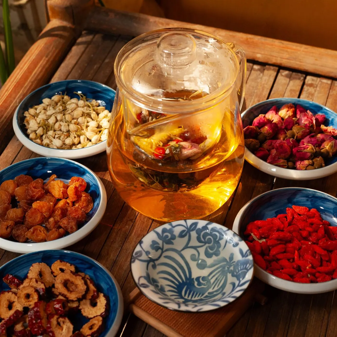 Tetera y tazas con hierbas aromáticas